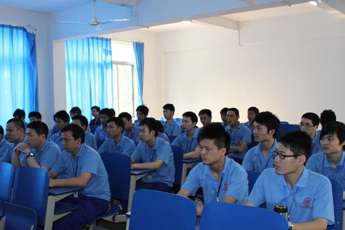 同学们认真聆听