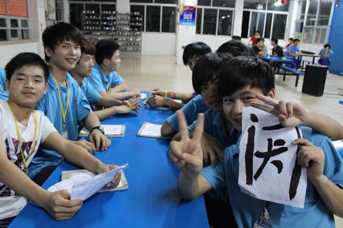 复试现场，学生准备表演小品