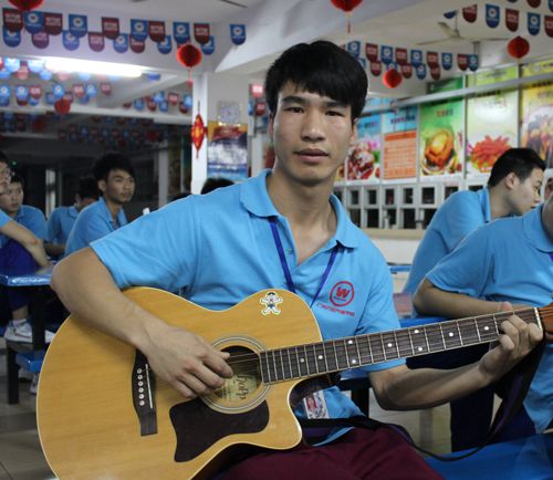 学生正在准备吉他独奏