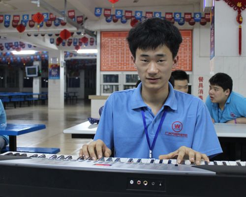 学生正在准备电子琴表演