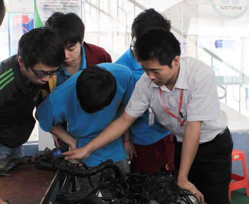 马老师正在给学生指导