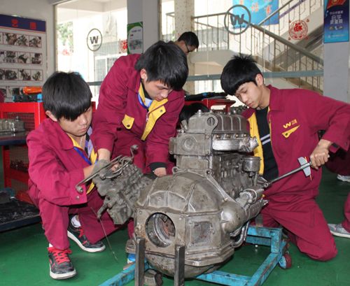 学生正在发动机实训室做实训