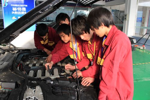 万通学子正在做实训