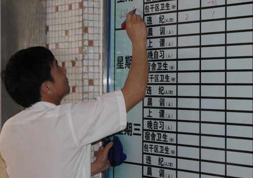班主任韩老师正在登记学生动态