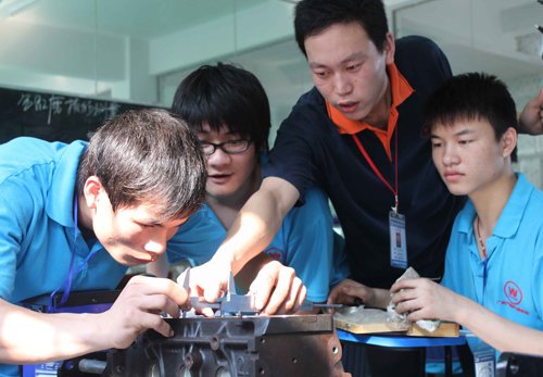 理实一体化课堂上老师正在现场指点学生