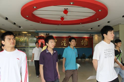 我校学子正在雄辉汽贸有限公司参观