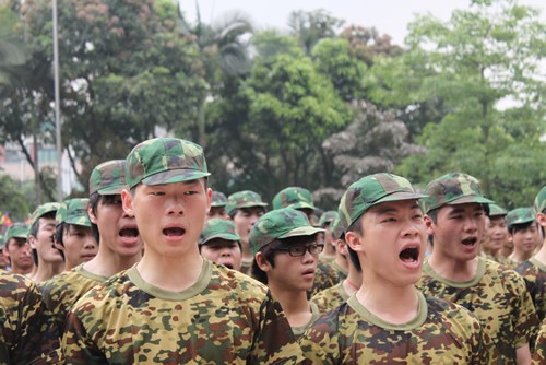 学生们高声回答说“能，能，一定能”