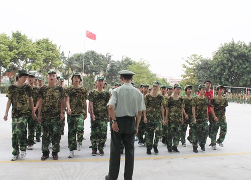 同学们在教官的指导下练习踏步