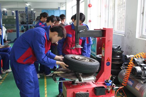 万通学子在实训厅实训 