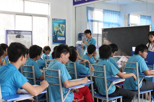 班会上学生正在发言 