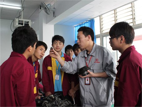 王志祥老师在给学生讲授汽车维修知识副本