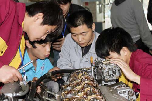 万通教师手把手教学，课堂上学生热情高涨 