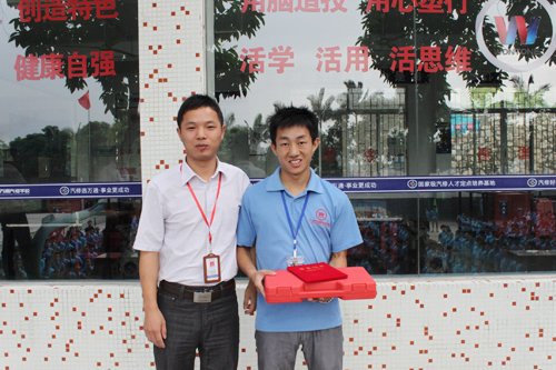 学校领导和获得一等奖的陶毅合影