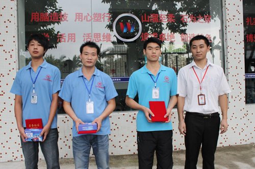 学校领导和获得三等奖的同学合影