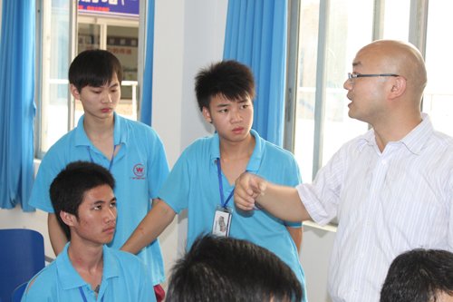 毕业生征订会现场，企业代表正在于学生交流 