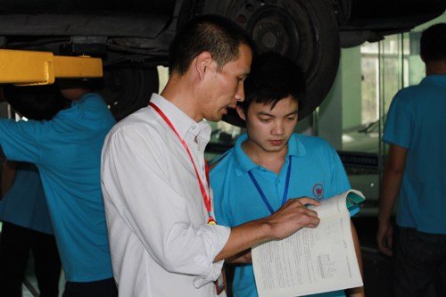 韩老师正在手把手指导学生  