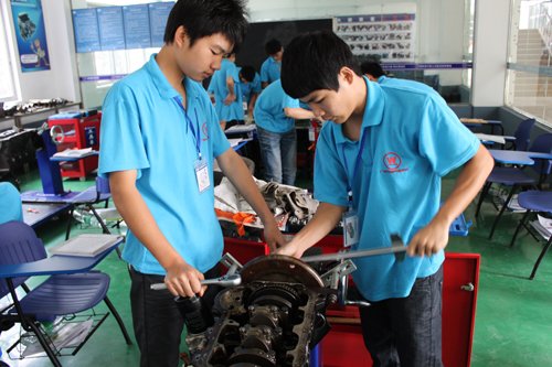 万通学子正在实训厅做实训