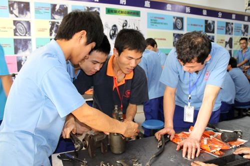 老师正在手把手教学 