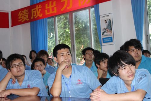 发布会现场 同学们正在聚精会神观看影片