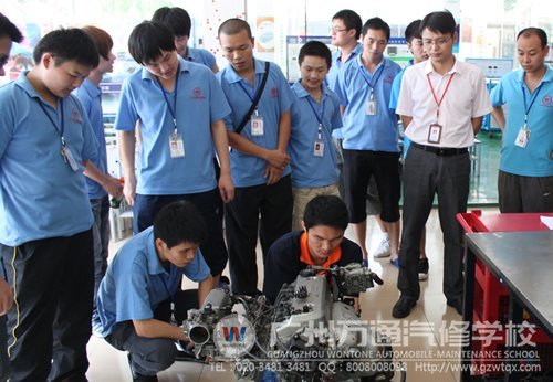 学校助理杨助理到比赛现场视察 