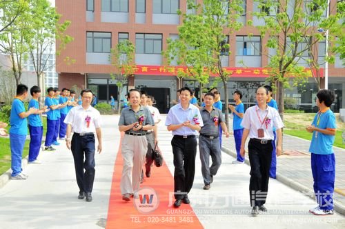 朱军教授在集团领导陪同下缓缓步入会场
