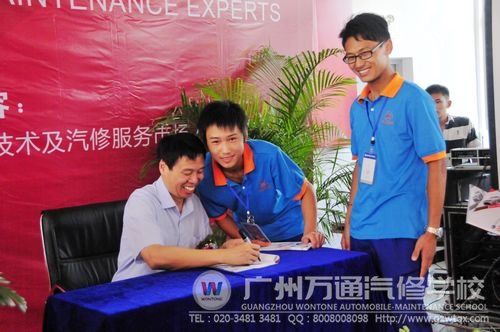 朱军教授向万通学子赠送自己的个人书籍作品