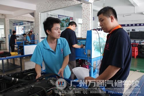 同学在回答老师的提问