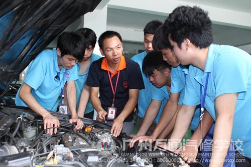 “理实一体化”课堂，学生认真听老师讲解 
