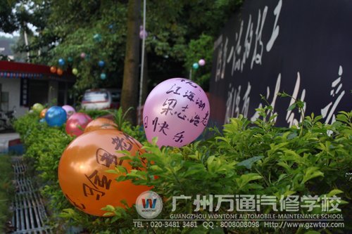 校园里挂满了五彩缤纷的气球