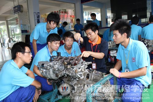 万通理实一体化课堂上，老师手把手教学