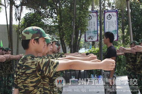 军训场上学生们正在认真训练