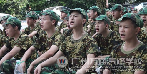 拉歌现场学生大声歌唱