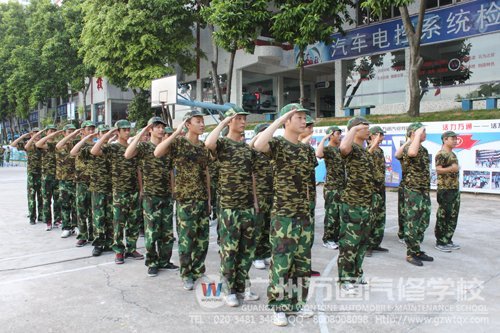  学生们正在练习敬礼 