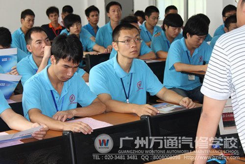招聘会上，学生正在认真听欧经理的讲解