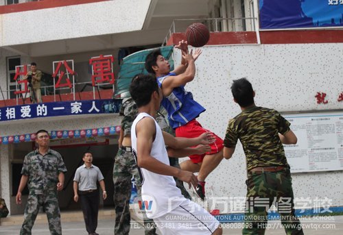 学生精彩上篮