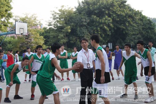 学校校长助理杨助理开球