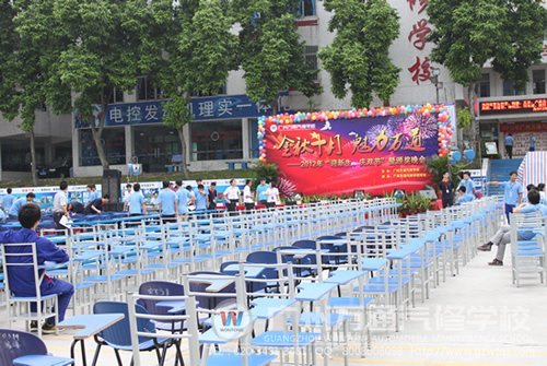 广州万通‘迎新生，庆双节’晚会绚丽舞台搭建完成