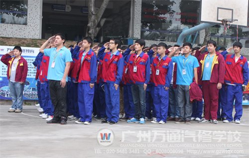 广州万通学生会成员举行敬礼仪式，表达感激之情