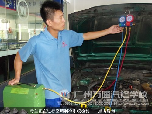 考生正在进行空调制冷系统检测