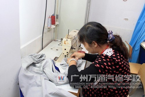 梁老师帮学生缝补衣服