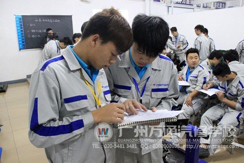 工单式教学过程中，同学们正在认真填写工单