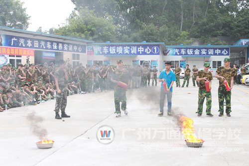 同学们亲自动手操作