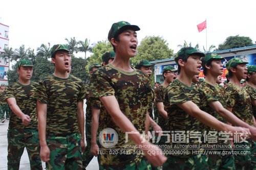 同学们踏着齐步走过主席台