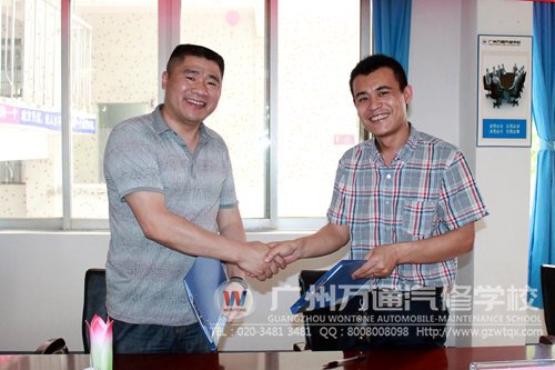 广州万通陈校长（左）和企业代表李经理（右）合影