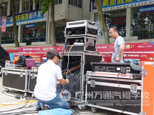 音响师正在安装设备
