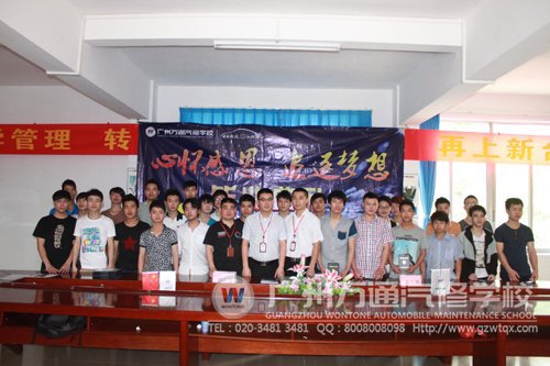 毕业欢送会结束后，毕业靴子和学校领导合影留念