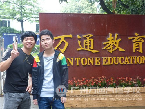 广州万通毕业学子即将离开学校，他们在学校门口合影留念