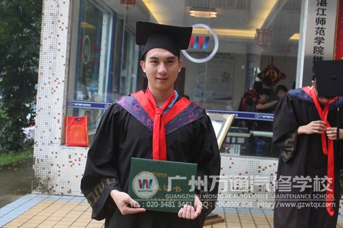 手捧毕业证书，无限自豪