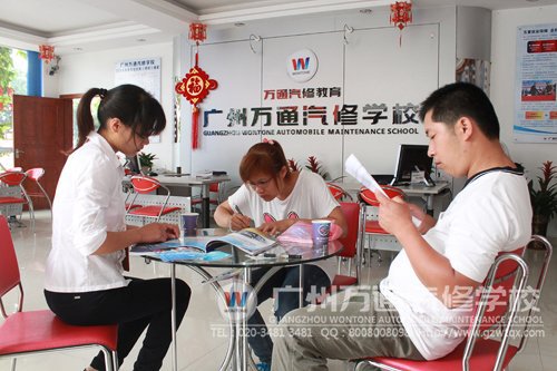 小邓（中）和小雷（右）来广州万通咨询，现场报名
