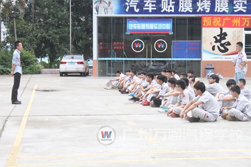 广州万通户外拓展活动提升学子团结力量